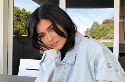 Tertangkap Kamera, Kylie Jenner Ketahuan Pamer Perut Buncit?