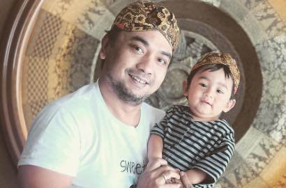 'Terciduk' Salat di Trotoar Jalan Raya, Bebi Romeo Bikin Salut Netter