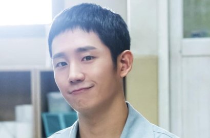 Pamer Selfie Ganteng Banget di 'Wise Prison Life', Jung Hae In Digombalin Fans