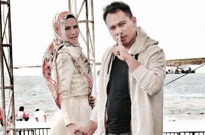 Dituding Nikahi Playboy Penipu, Angel Lelga Menangis Bela Vicky Prasetyo