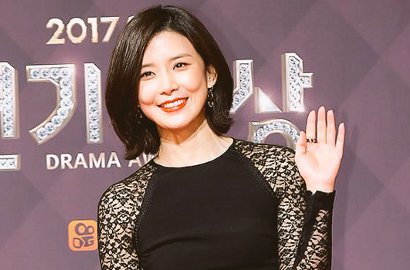 Cantik dengan Gaun Hitam, Lee Bo Young Anggun di Jumpa Pers 'Mother'