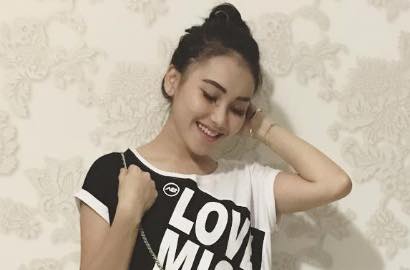 Ayu Ting Ting Diramal Nikah dengan Pria Inisial O, Netter Tebak Produser Otis dan Opie Kumis