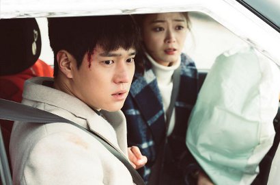 Lucunya Jeon So Min Pura-Pura Cekik Go Kyung Pyo di Pemotretan Poster 'Cross'