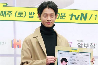 Dikenal Hobi Mancing, Jung Joon Young Takut Pegang Ikan di 'Laws of the Jungle'