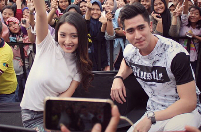 Verrell Bramasta Cium Natasha Wilona Saat Wawancara, Netter Pro Kontra