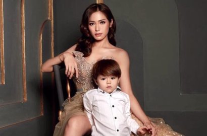 Foto Bareng El Barrack, Pose 'Vulgar' Jessica Iskandar Tuai Cibiran Pedas Netter