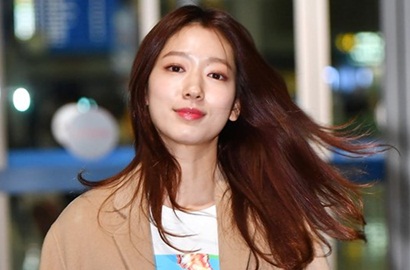 Bak Iklan Shampo, Begini Cantiknya Gaya Park Shin Hye Saat Tiba di Bandara