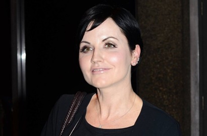 Diiringi Tangis, Ratusan Fans Beri Penghormatan Terakhir ke Dolores O'Riordan