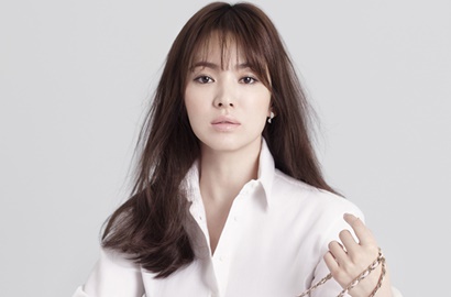 Hadiri Acara Fashion di Paris, Hye Kyo Pukau Fans Lewat Foto Cantik Ini