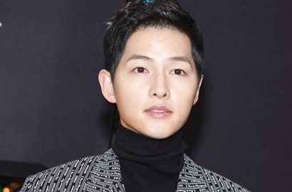 Nggak Nyangka, Ternyata Ini Item Stylish Favorit Song Joong Ki di Paris Fashion Week