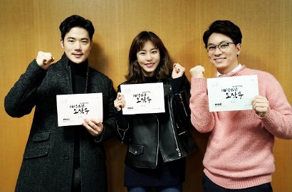 Kompaknya Kim Kang Woo dan Uee di Sesi Baca Naskah 'My Husband Oh Jak Doo'
