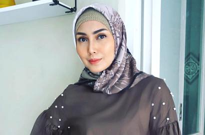 Fenita Arie Naikkan Tarif Karena Banjir Job Usai Berhijab