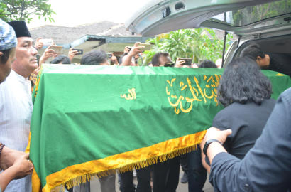Dimakamkan Hari Ini, Begini Suasana Rumah Duka Saat Jenazah Sys NS Tiba