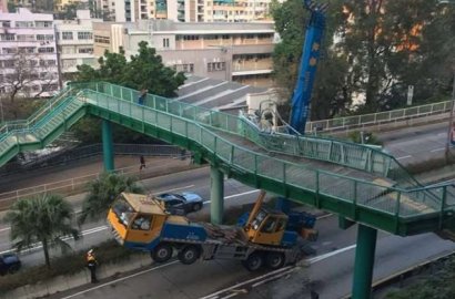 Sopir Truk Ngebut Saat Dereknya Masih Panjang, Ini yang Terjadi Saat Dia Lewat Bawah Jembatan
