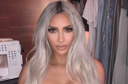 Pakai Baju Semi Transparan, Kim K Umbar Body Seksi Pemotretan di Pantai