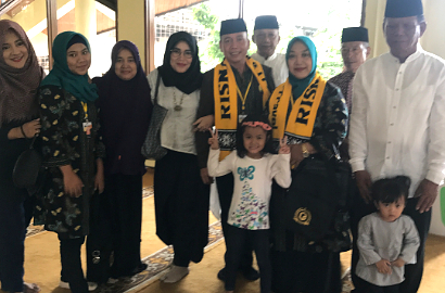Pergi Umroh, Status PNS Ayah Ayu Ting Ting Dipertanyakan