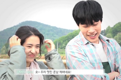 Syuting 'Little Forest' di Sawah, Ryu Jun Yeol Gandeng Kim Tae Ri dan Asyik Menari Bareng