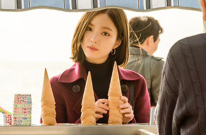 Pamer Gaun Pernikahan 'Black Knight', Kecantikan Shin Se Kyung Bikin Takjub