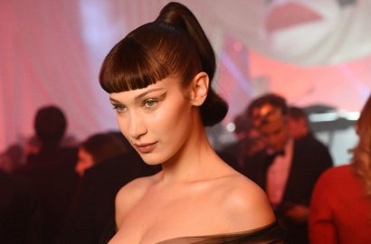 Melenggang di Paris Fashion Week, Bella Hadid Jadi Sorotan Gara-Gara Insiden Memalukan