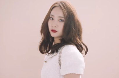 Tampil Feminin, Cantiknya Krystal Hiasi Majalah 'Harper's Bazaar'