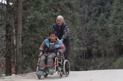 Mengharukan, Seorang Nenek di Tiongkok Rela Berjalan Hingga 24 Kilometer Tiap Hari Demi Antar Cucu