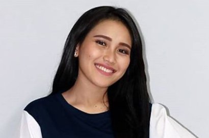 Diramal 'Nikah' The Sacred Riana, Aksi Ayu Ting Ting di Dahsyatnya Awards Malah Bikin Ngakak
