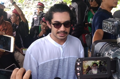 Bintangi 'Benyamin: Biang Kerok', Reza Rahadian Nyekar ke Makam Benyamin Sueb