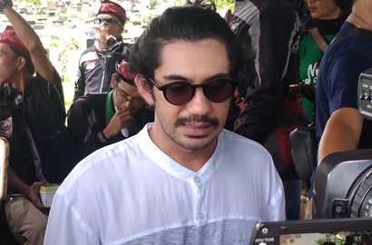 Ziarah ke Makam Mendiang Benyamin S, Netter Komentari Gaya Duduk Reza Rahadian