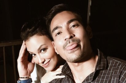 Topless Dipeluk Sophia Latjuba, Robby Purba Jadi Orang Ketiga Diantara Kisah Cinta Ariel?