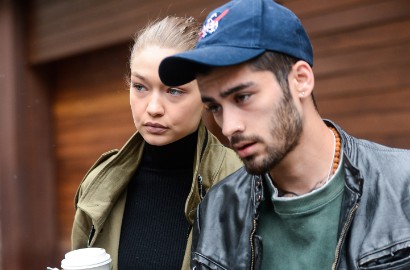 So Sweet Banget, Gigi Hadid Pakai Casing Ponsel Bertuliskan Nama Zayn