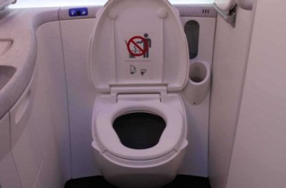 Apa yang Terjadi Saat Kamu Menyiram Toilet di Pesawat? Ini Jawabannya!