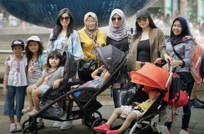 Nagita Dibully Pamer Lemak Perut, Foto Bareng Pengasuh Dikritik Sombong
