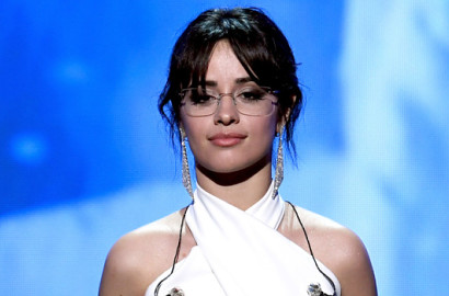 Tampil Cantik dalam Grammy Awards 2018, Rupanya Gaun Camila Cabello Sempat Melorot