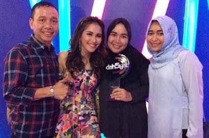 Ayah Ayu Ting Ting Menangis, Khusyuk Doakan Putrinya Saat Umroh
