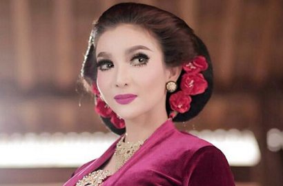 Roro Fitria Lagi-Lagi Unggah Foto Ritual, Netter Penasaran dengan Sosok 'Ibu'