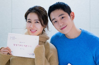 Imutnya Jung Hae In Narsis Bareng Son Ye Jin di Sesi Baca Naskah 'Pretty Noona'