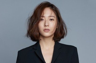 Krystal f(x) Usung Gaya Serba Gelap dan Tampil Tertutup Saat Berangkat ke New York