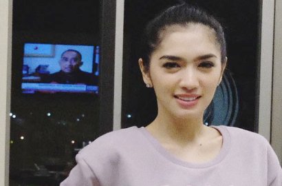 Foto Keluarga Tanpa Suami, Angel Karamoy Seksi Pamer Lekuk Tubuh