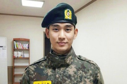 Gagah Pakai Seragam Tentara, Intip Foto Baru Kim Soo Hyun Saat Wamil