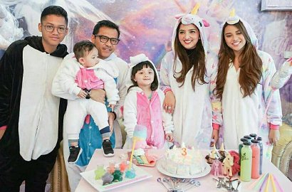 Fans Sandingkan Foto Kecil Aurel-Azriel VS Arsy-Arsya, Netter: Mirip Banget