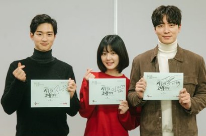 Bareng Jang Dong Yoon cs, Lee Yu Bi Imut Banget di Sesi Baca Naskah 'A Poem A Day'