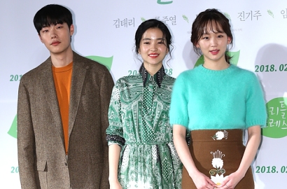 Sesuai Tema Film, Ryu Jun Yeol cs Usung Busana Warna-Warna Alam di Preskon 'Little Forest'