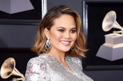 Dituding Oplas Payudara Usai Unggah Foto Masa Lalu, Chrissy Teigen Marah Besar