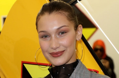 Senyum Girang Kenalkan Anjing Barunya, Bella Hadid Pamer Foto Nyaris Bugil