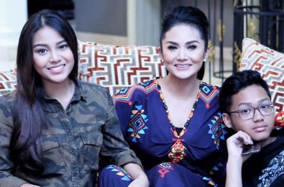 Azriel Pamer Foto Masa Kecil dengan Senyum Mirip Amora, Krisdayanti Diam-Diam Merasa Bersalah?