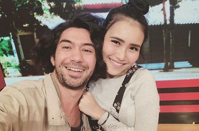 Pakai Sneakers Mahal Foto Bareng Reza Rahadian, Ayu Ting Ting Ternyata Tiru Gaya Nagita?