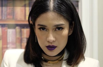 Dian Sastro Keren Bergaya Gotik Pakai Lipstik Ungu, Netter: Tua-Tua Keladi