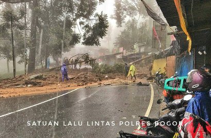 Akibat Tanah Longsor, Jalur Jakarta Menuju Puncak Bogor Ditutup Total