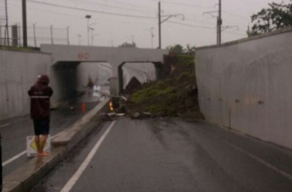 Takut Bangunan Ambruk, Korban Longsor Underpass Dievakuasi Secara Manual