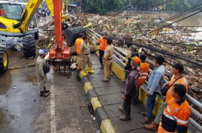 Dalam Dua Hari, Sebanyak 1596 Ton Sampah Dibersihkan dari Ciliwung